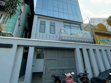 Hình ảnh một trong tòa nhà được ốp kính ở cung đường này 8x18 hầm 4 lầu