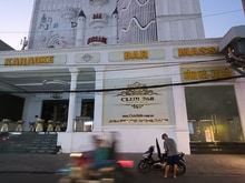 Hình ảnh Bán toà nhà khách sạn & karaoke & massage  2.530m2 sàn giá mới 68t
