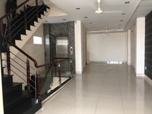 Hình ảnh gia đình cần bán gấp nhà hẻm xe hơi phan đình phùng 5 tầng nhà đẹp