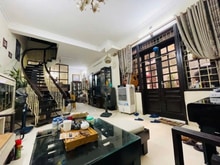 Hình ảnh Bán nhà vị trí kim cương phố Cầu Giấy, đường oto vào nhà, giá rẻ.