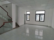 Hình ảnh nhà phố 126m2 có thang máy, vị trí đông đúc