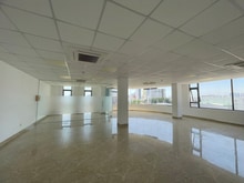 Hình ảnh Văn phòng 170m2 gần sân bay, hầm để xe lớn, miễn phí làm thêm giờ
