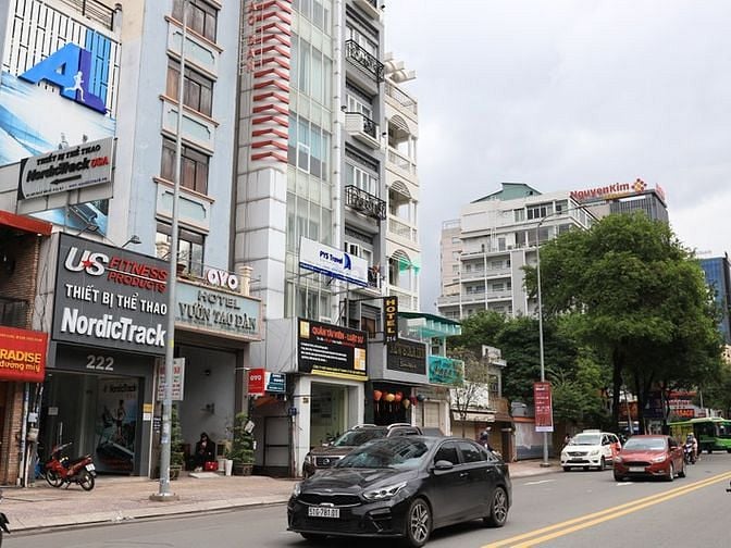 1.  Đường Nguyễn Thị Minh Khai, Phường 7, Quận 3
