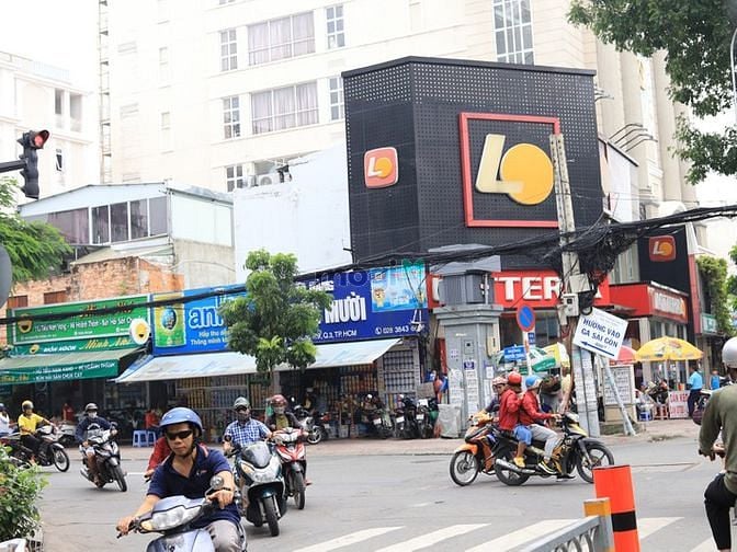 1.  Đường Lý Chính Thắng, Phường 9, Quận 3