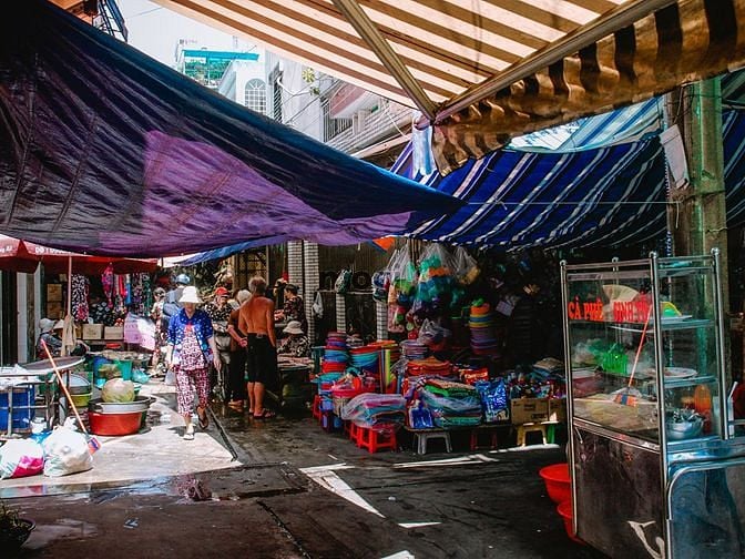 Chợ tự phát Nguyễn Cảnh Chân