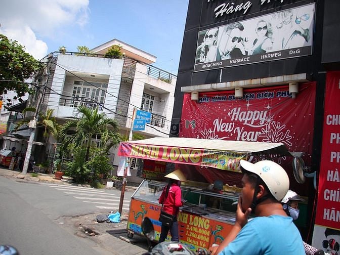 Góc đường Văn Cao, P Phú Thọ Hòa, buổi trưa