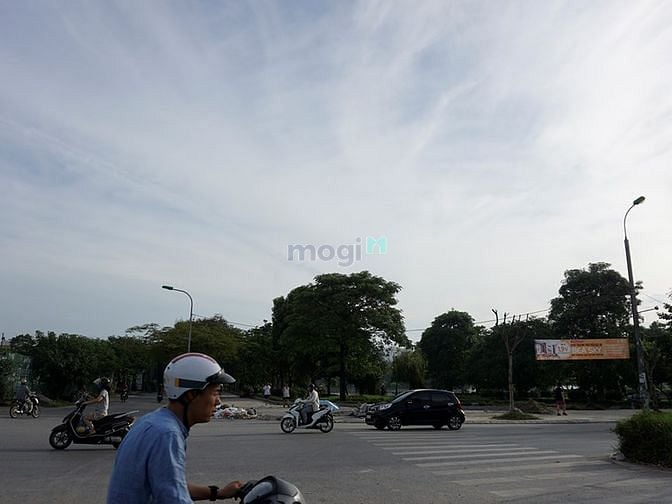 1.  Góc đường Lĩnh Nam, Phường Lĩnh Nam, buổi sáng