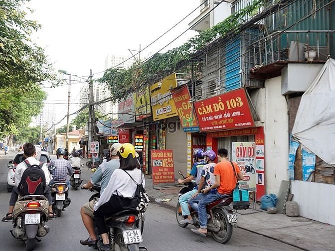 1. Góc đường Lĩnh Nam, phường Vĩnh Hưng, buổi sáng