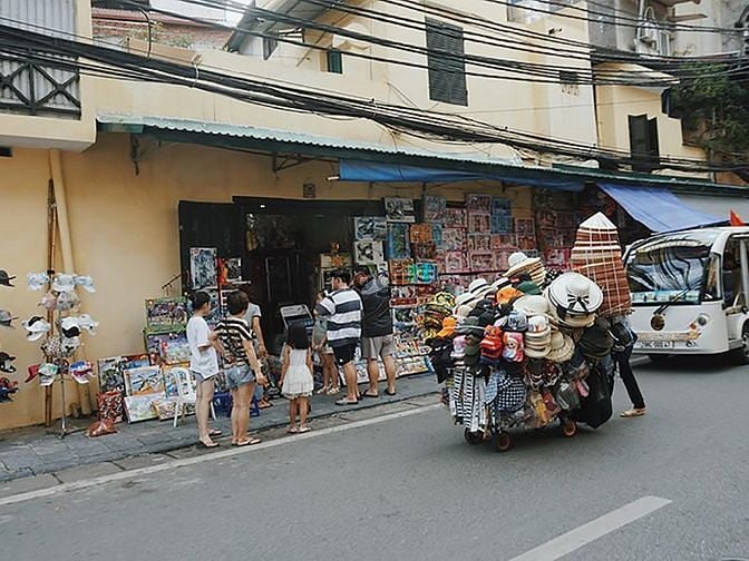 Góc đường Hàng Đào, phường Hàng Đào, buổi sáng