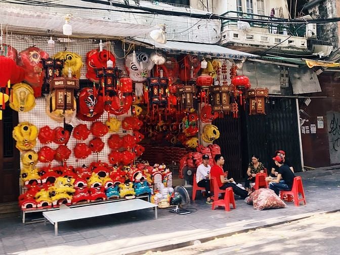 Góc đường Hàng Mã, phường Hàng Mã. Buổi sáng