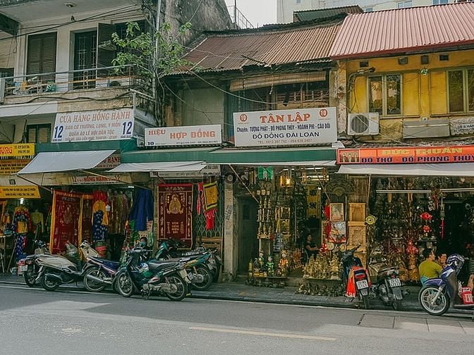 Góc đường Hàng Quạt, phường Hàng Gai. Buổi sáng
