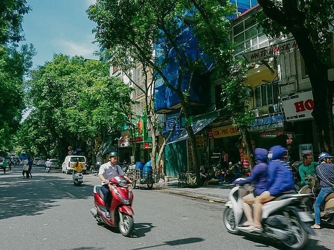 Góc đường Phủ Doãn, phường Hàng Trống. Buổi sáng