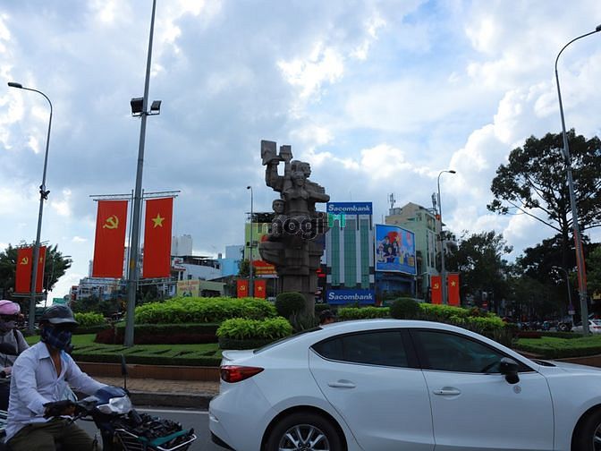 1.  Vòng xoay Lý Thái Tổ, Phường 10, Quận 10.