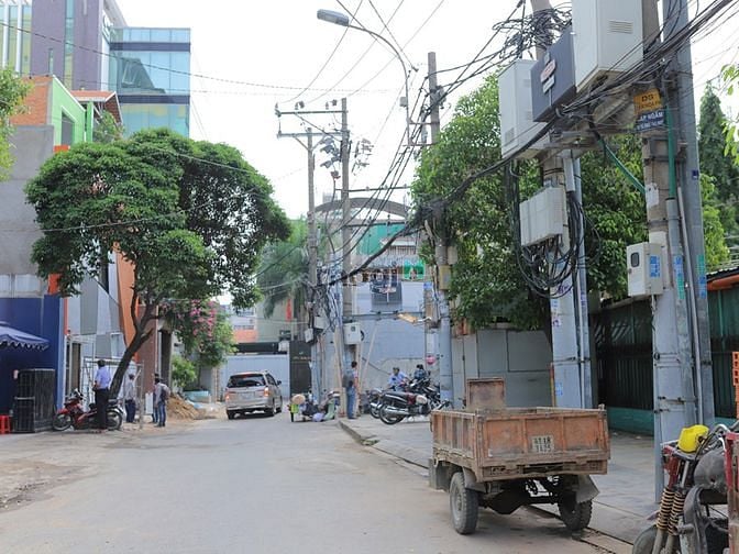 1. Đường Thích Quảng Đức, Phường 5, Quận Phú Nhuận.