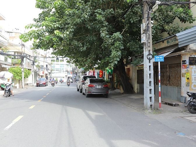 1. Đường Huỳnh Văn Bánh, Phường 13, Quận Phú Nhuận.