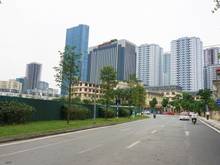 Đường vào tòa nhà Homecity, dẫn ra trường Nguyễn Siêu