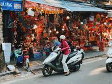 Góc đường Hàng Mã, phường Hàng Mã. Buổi sáng