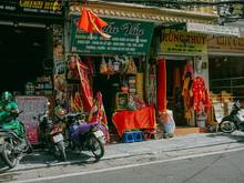 Góc đường Hàng Quạt, phường Hàng Gai. Buổi sáng