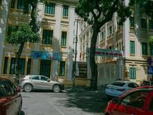 Trường TH Trần Quốc Toản, góc đường Nhà Chung, phường Hàng Trống. Buổi sáng