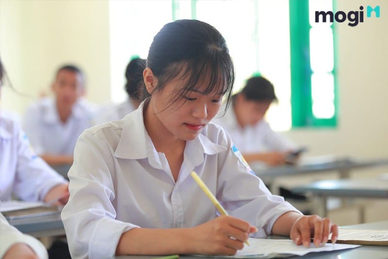 học sinh đang học bài