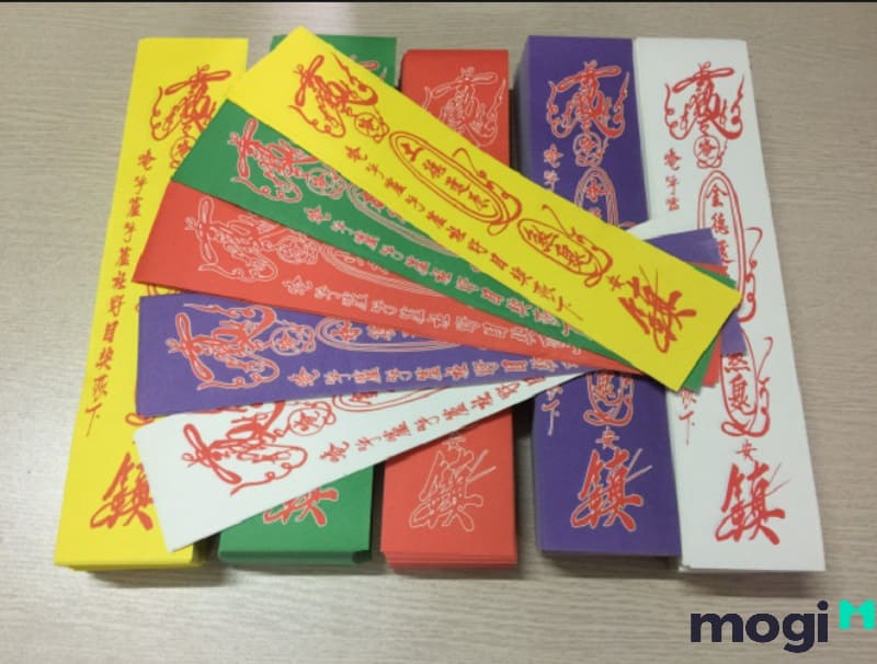 Dán bùa trấn trạch trong nhà